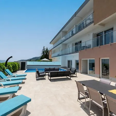 Sv, Petar וילה *