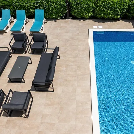 Sv, Petar וילה *