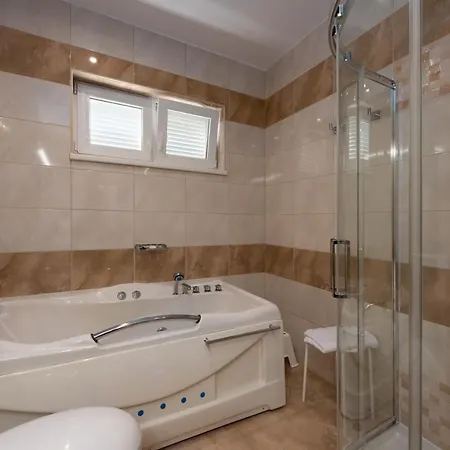 Villa Sv, Petar Ičići