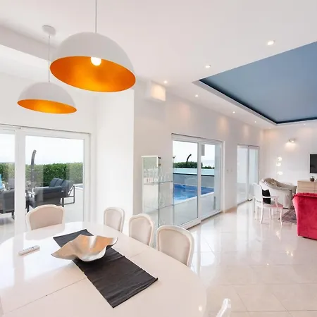 Sv, Petar Вилла Ичичи