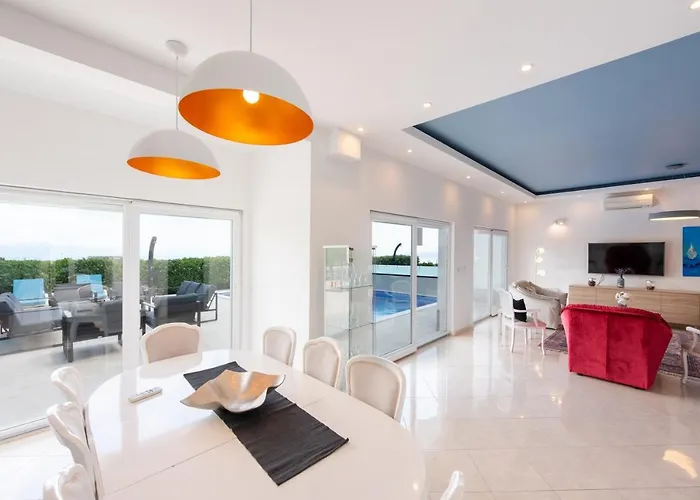 Sv, Petar וילה Ičići